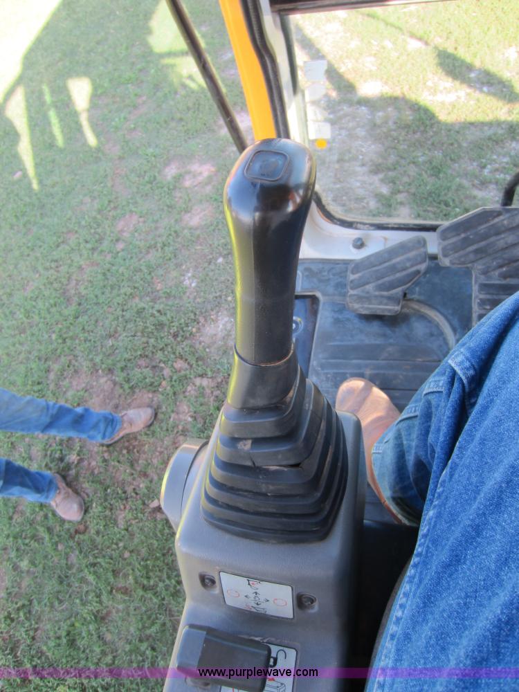 image for item D5661 2004 Hyundai 140LC-7 excavator