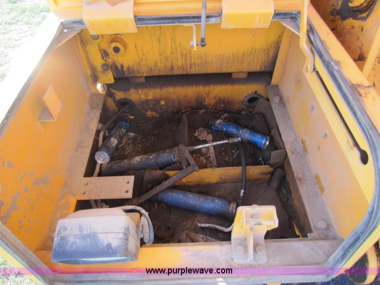 image for item D5661 2004 Hyundai 140LC-7 excavator