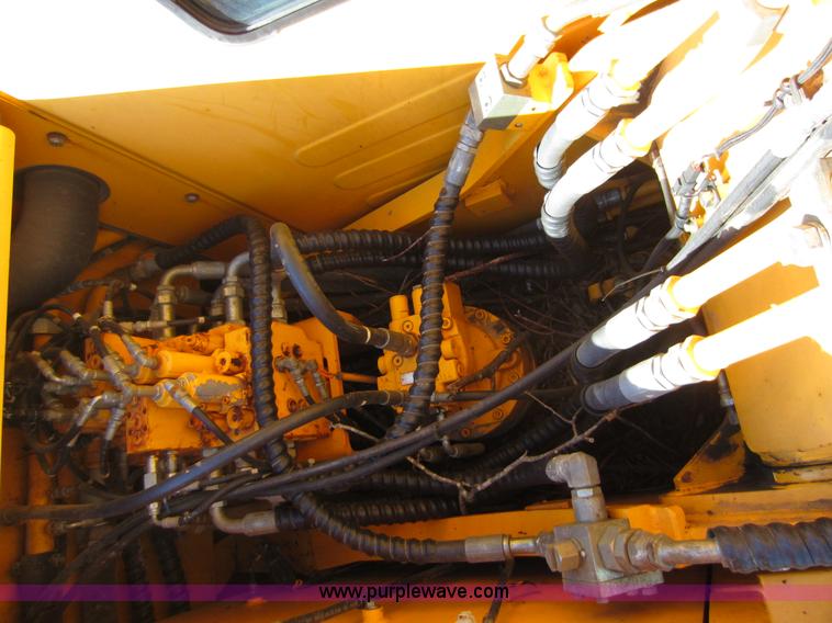 image for item D5661 2004 Hyundai 140LC-7 excavator