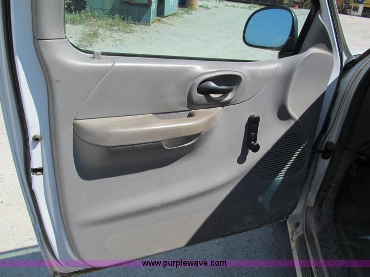 image for item E2134 2000 Ford F150 pickup truck