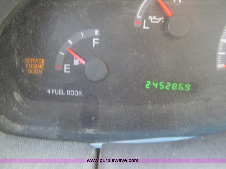 image for item E2134 2000 Ford F150 pickup truck