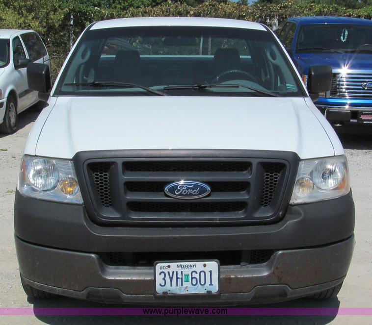 image for item E2135 2005 Ford F150 XL pickup truck