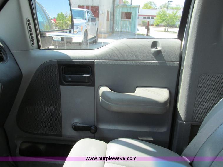 image for item E2135 2005 Ford F150 XL pickup truck