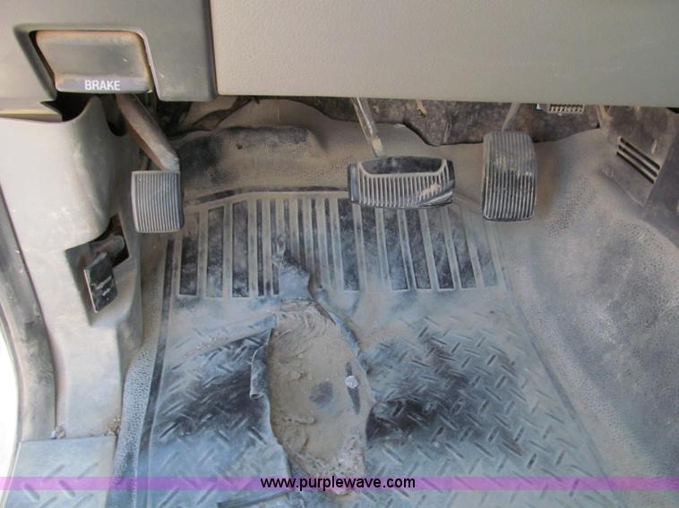 image for item E2135 2005 Ford F150 XL pickup truck