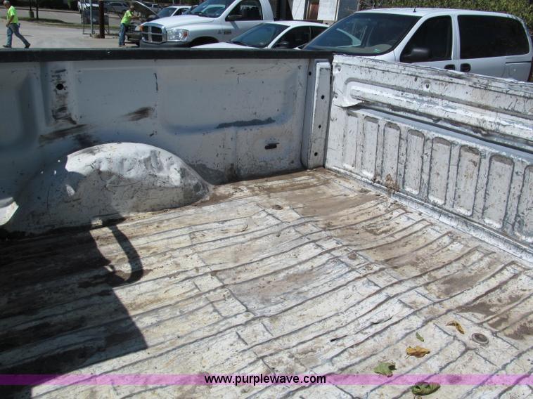 image for item E2135 2005 Ford F150 XL pickup truck