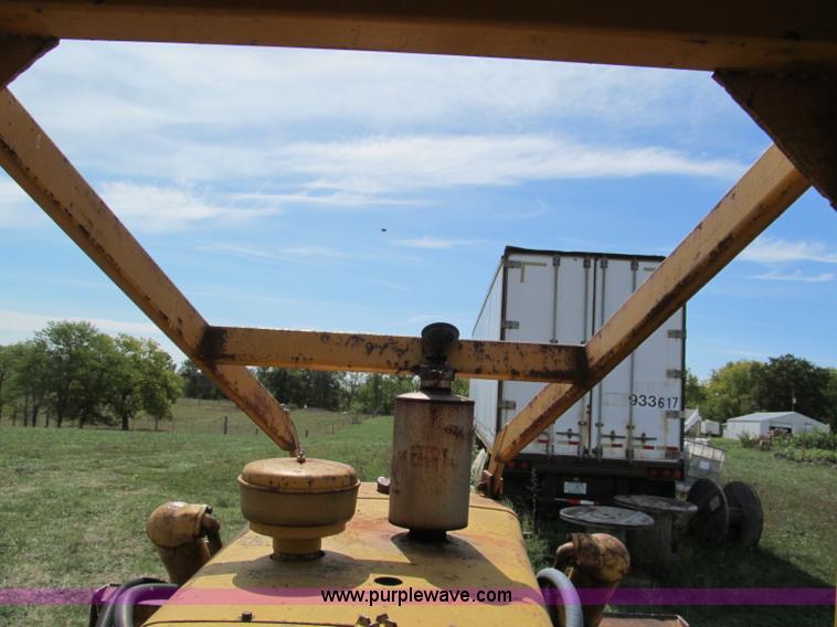 image for item E2191 1964 Caterpillar D6B dozer