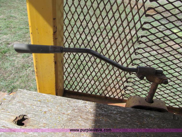 image for item E2191 1964 Caterpillar D6B dozer