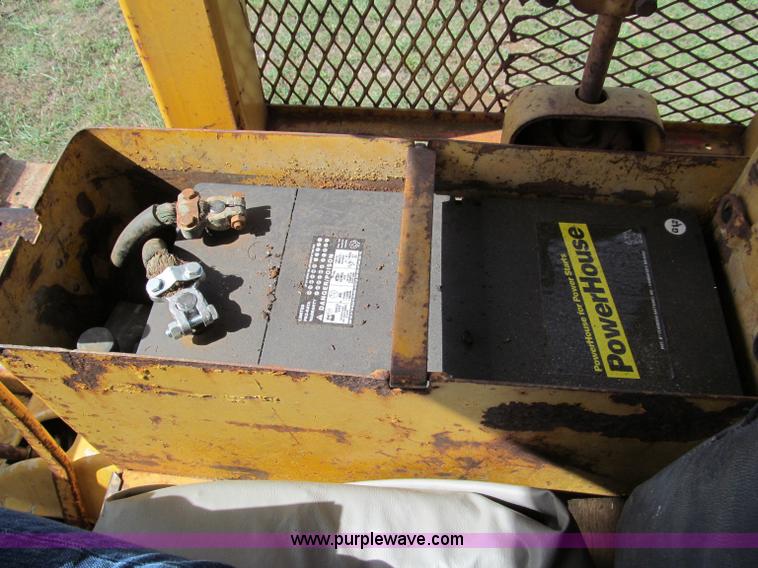 image for item E2191 1964 Caterpillar D6B dozer