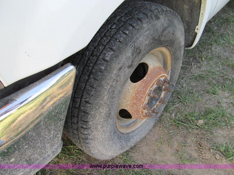 image for item E3509 1999 Ford F350 Super Duty flatbed pickup truck