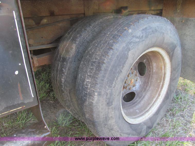 image for item E3509 1999 Ford F350 Super Duty flatbed pickup truck