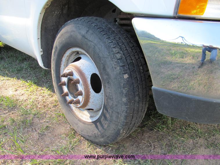 image for item E3509 1999 Ford F350 Super Duty flatbed pickup truck