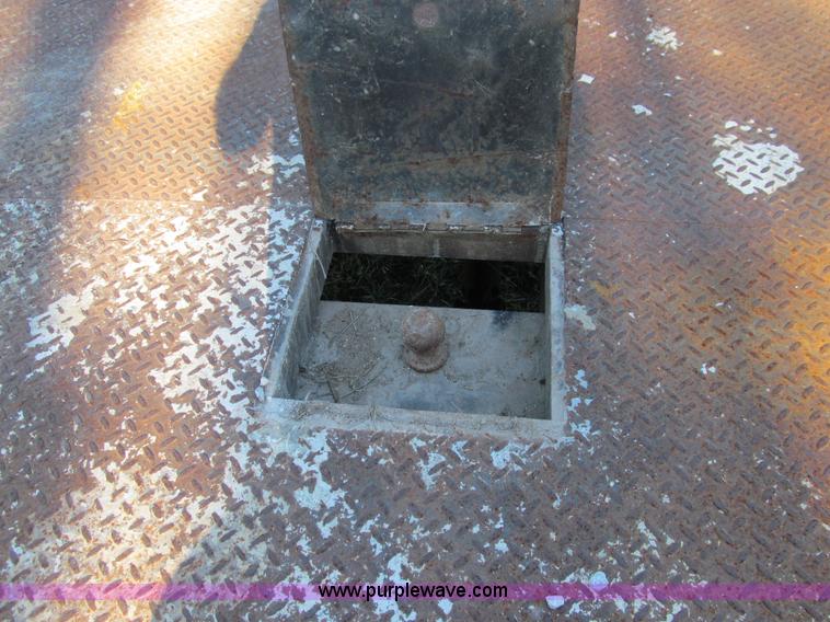 image for item E3509 1999 Ford F350 Super Duty flatbed pickup truck