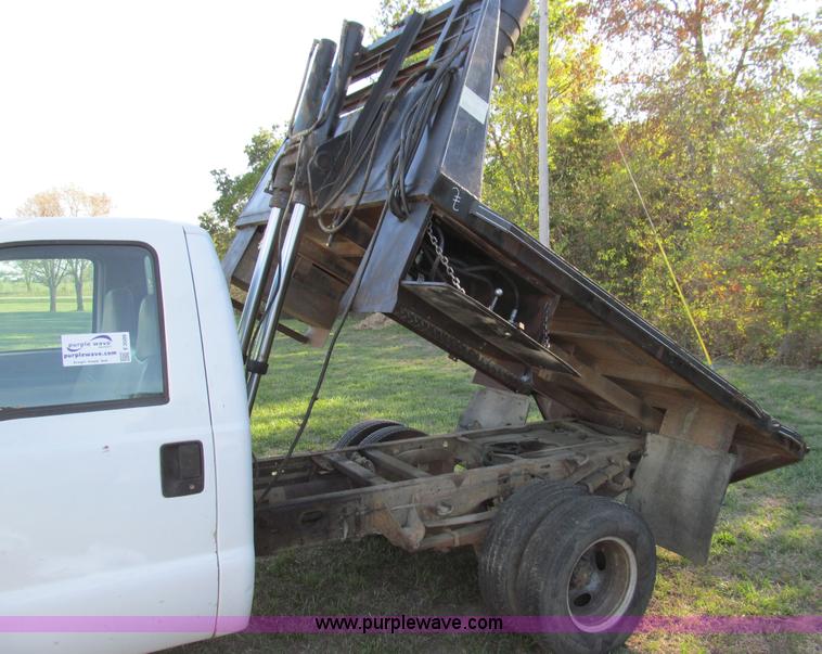 image for item E3509 1999 Ford F350 Super Duty flatbed pickup truck