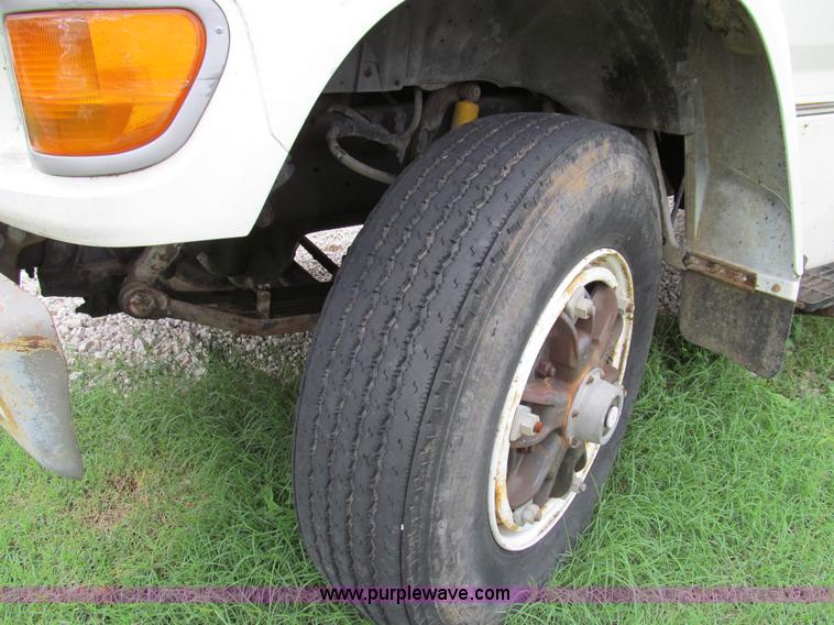 image for item E3515 1995 Ford F800 bucket truck