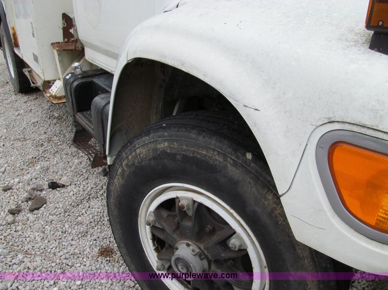 image for item E3515 1995 Ford F800 bucket truck