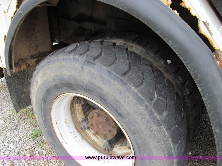 image for item E3515 1995 Ford F800 bucket truck