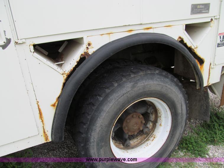 image for item E3515 1995 Ford F800 bucket truck