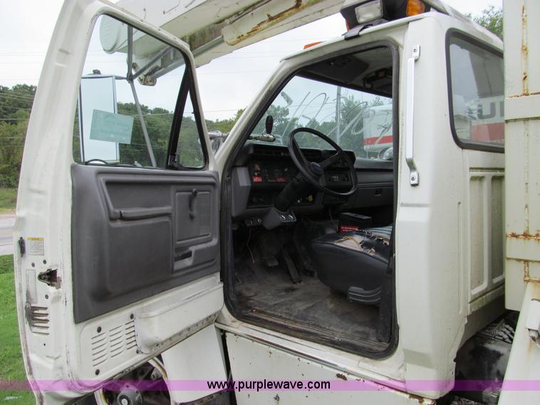 image for item E3515 1995 Ford F800 bucket truck