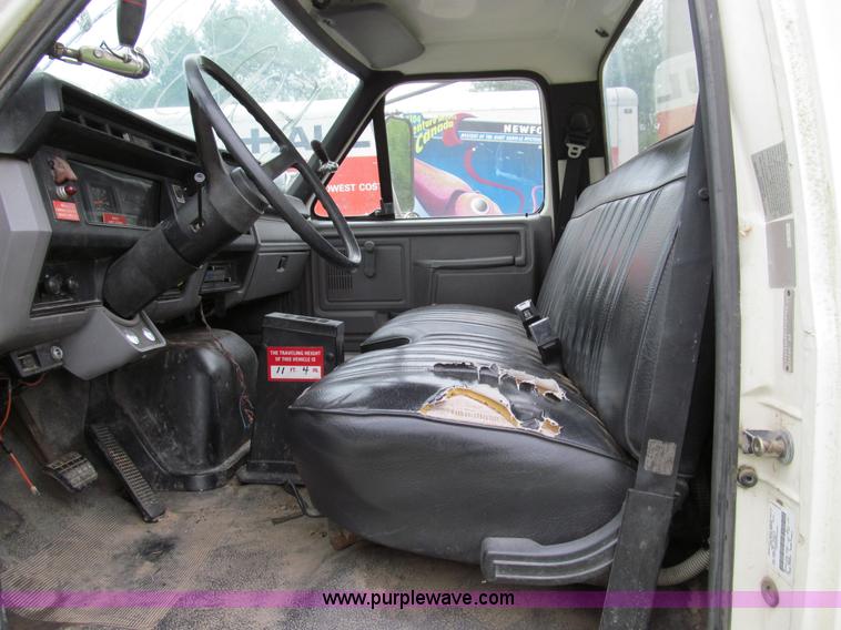 image for item E3515 1995 Ford F800 bucket truck