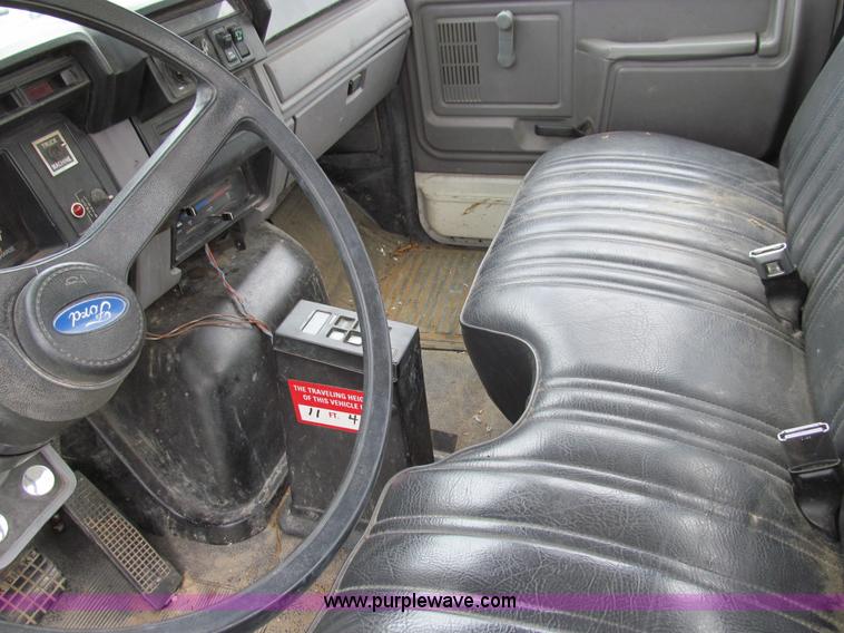 image for item E3515 1995 Ford F800 bucket truck