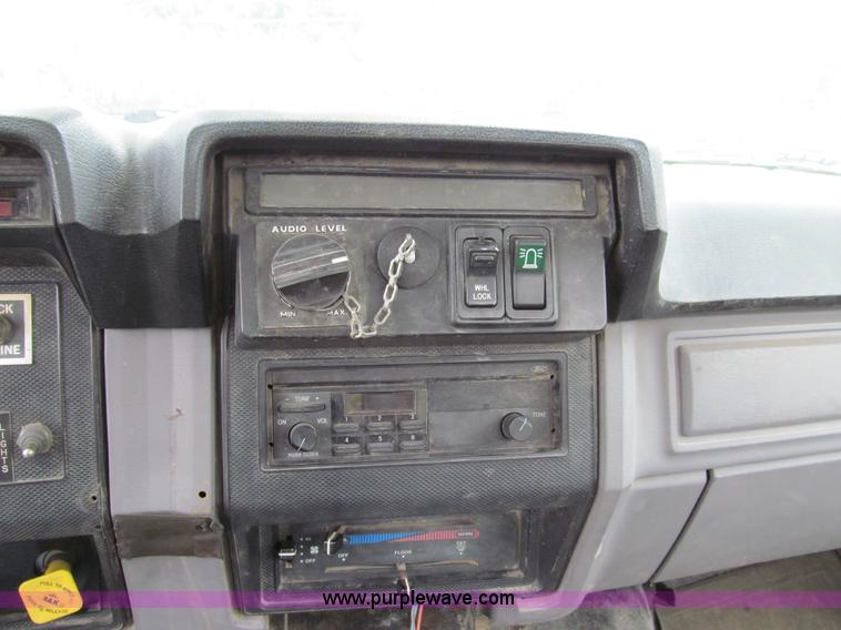 image for item E3515 1995 Ford F800 bucket truck