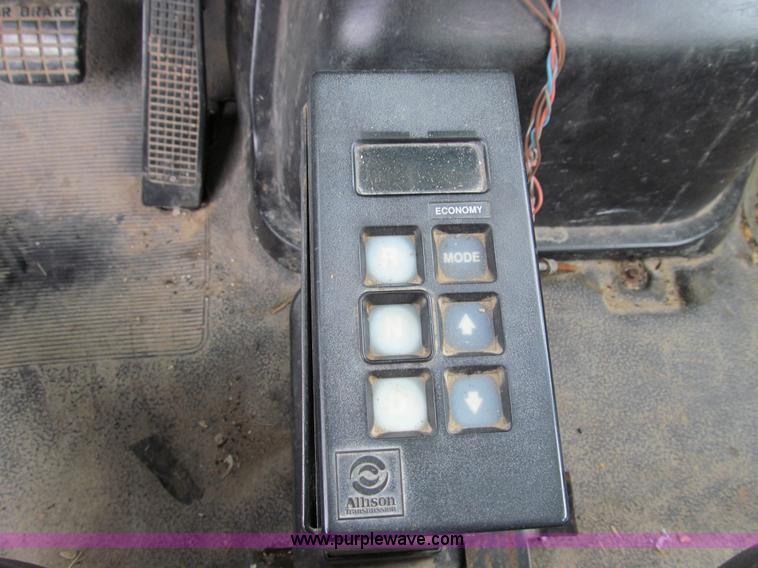 image for item E3515 1995 Ford F800 bucket truck