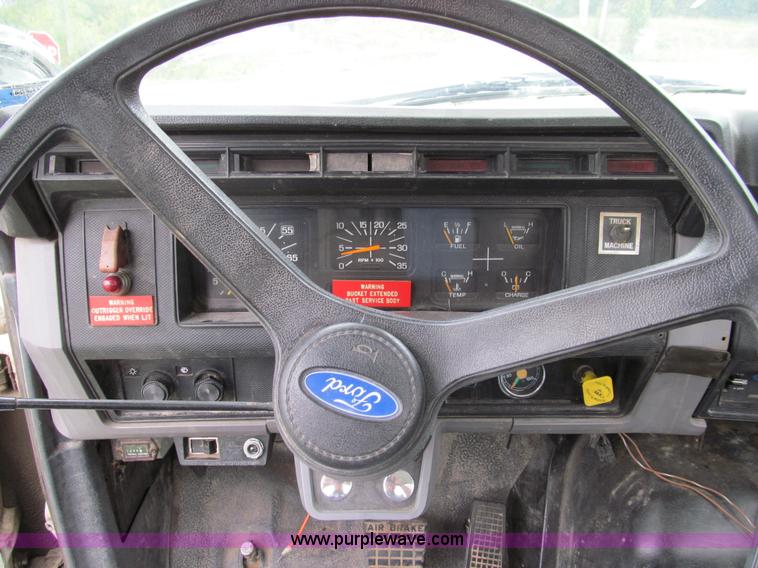 image for item E3515 1995 Ford F800 bucket truck