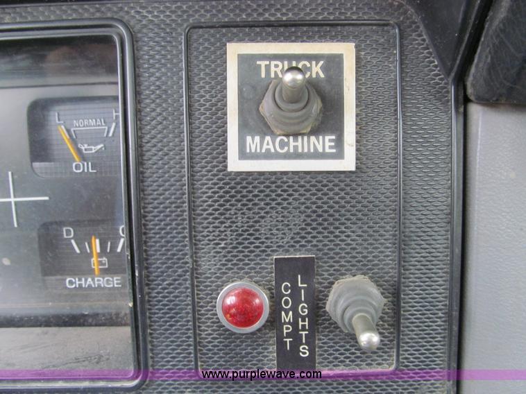 image for item E3515 1995 Ford F800 bucket truck