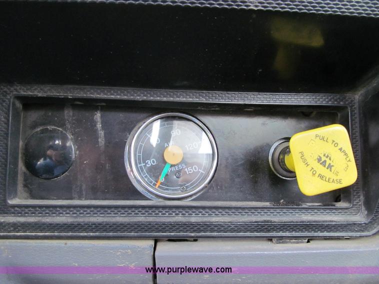 image for item E3515 1995 Ford F800 bucket truck