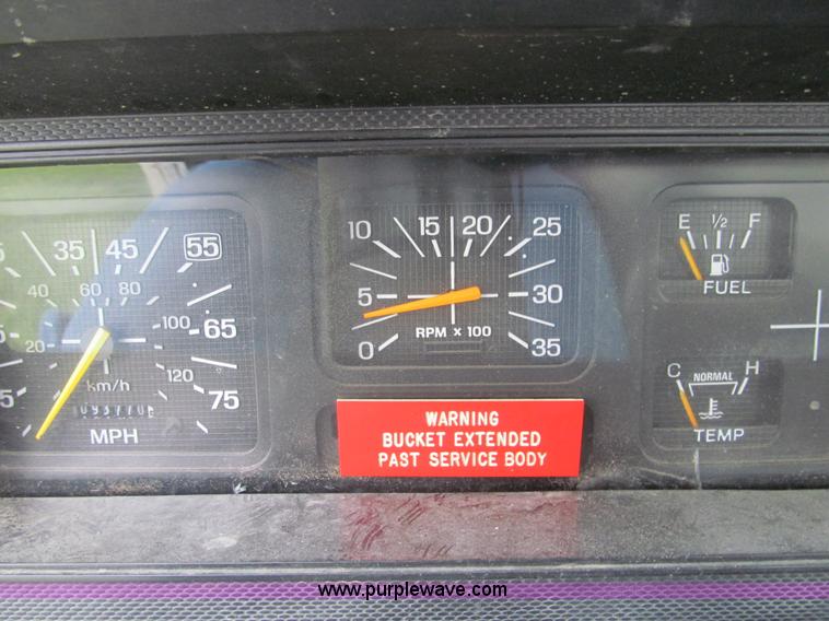 image for item E3515 1995 Ford F800 bucket truck