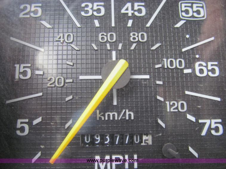 image for item E3515 1995 Ford F800 bucket truck