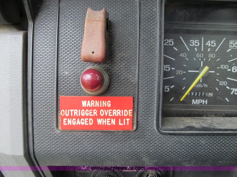 image for item E3515 1995 Ford F800 bucket truck