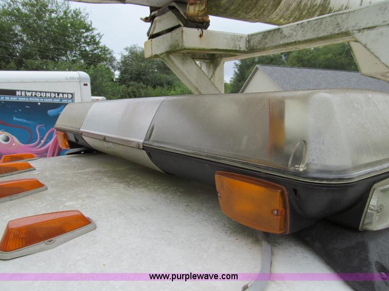 image for item E3515 1995 Ford F800 bucket truck