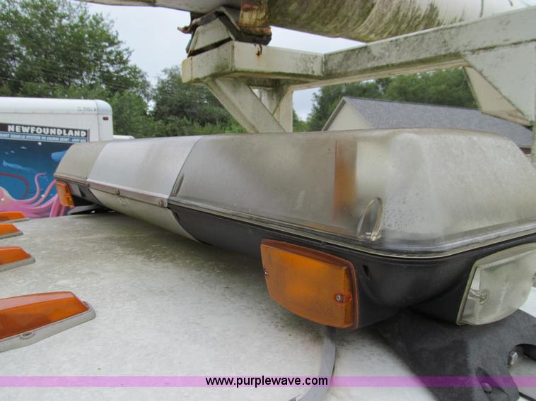 image for item E3515 1995 Ford F800 bucket truck