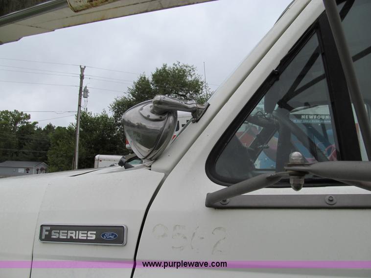 image for item E3515 1995 Ford F800 bucket truck