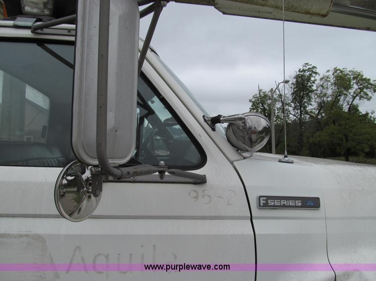 image for item E3515 1995 Ford F800 bucket truck