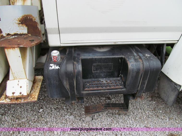 image for item E3515 1995 Ford F800 bucket truck