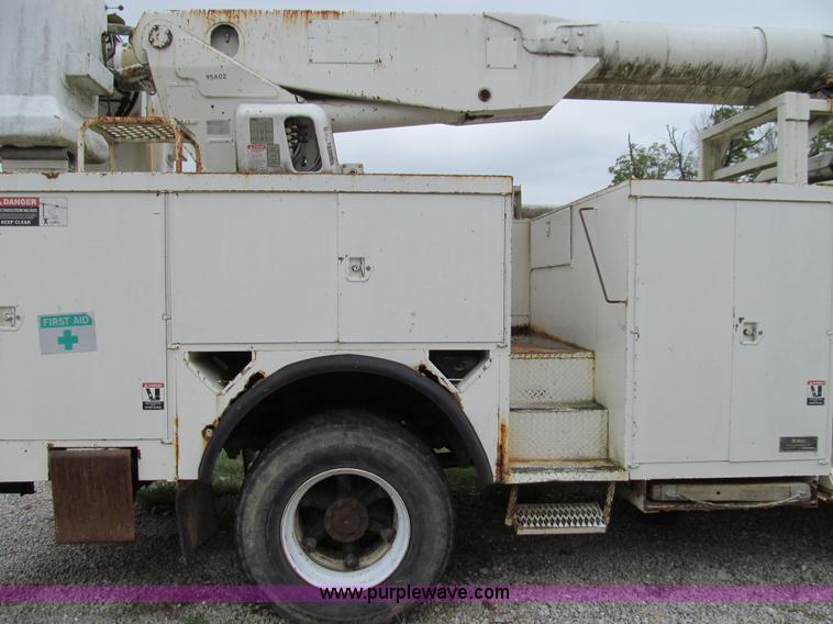 image for item E3515 1995 Ford F800 bucket truck