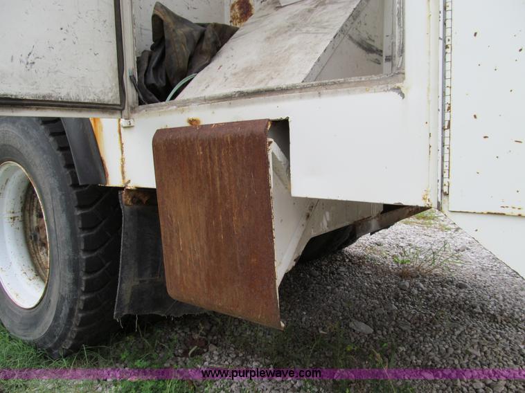 image for item E3515 1995 Ford F800 bucket truck