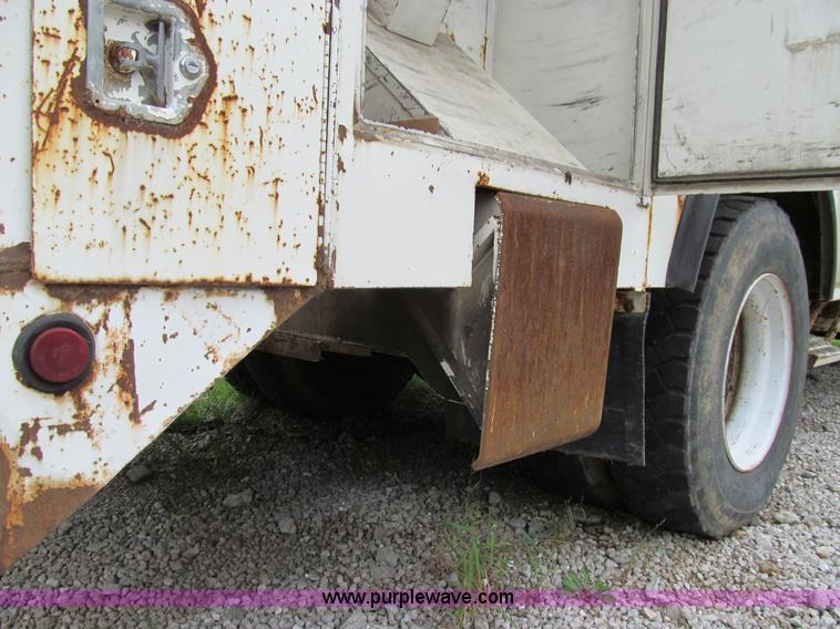 image for item E3515 1995 Ford F800 bucket truck