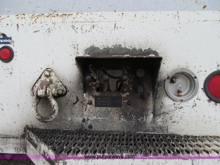 image for item E3515 1995 Ford F800 bucket truck