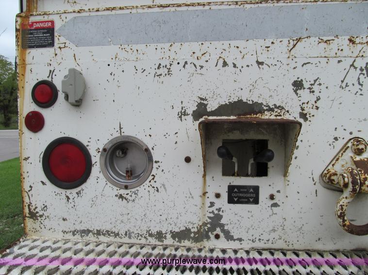 image for item E3515 1995 Ford F800 bucket truck