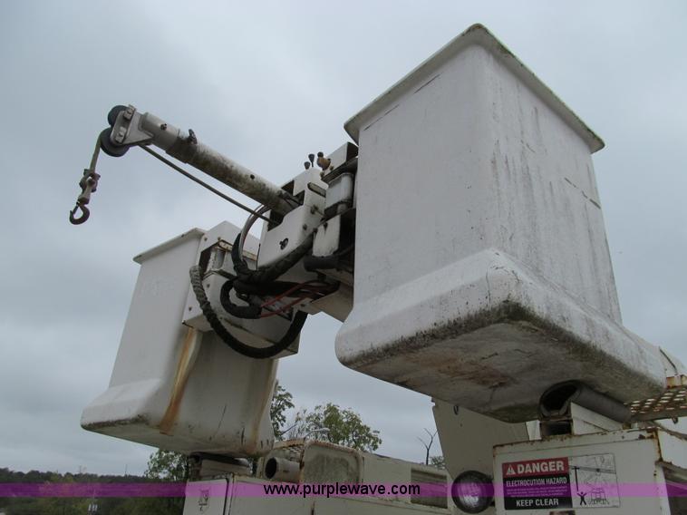 image for item E3515 1995 Ford F800 bucket truck