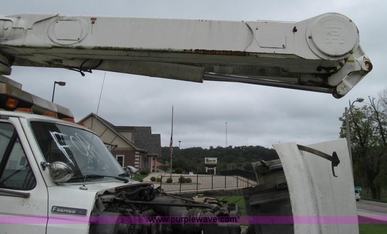 image for item E3515 1995 Ford F800 bucket truck