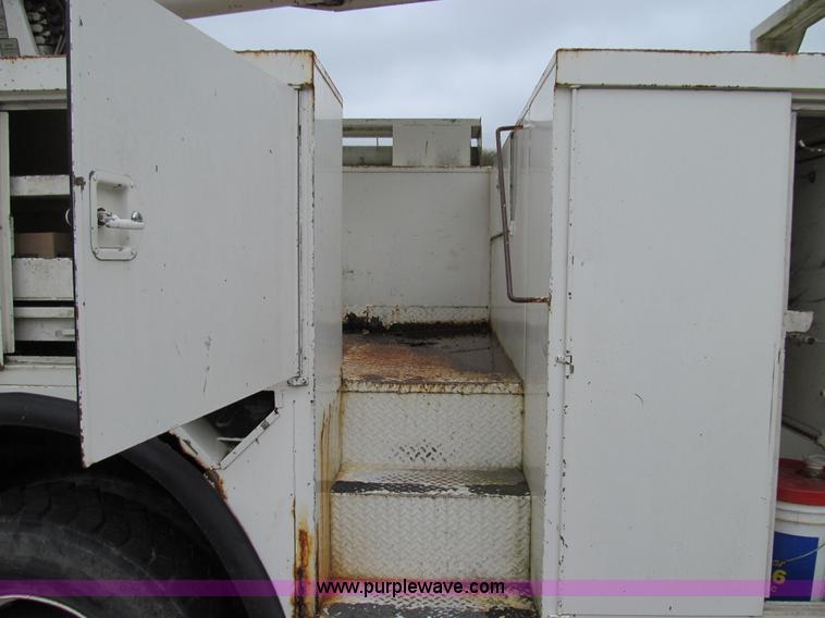 image for item E3515 1995 Ford F800 bucket truck