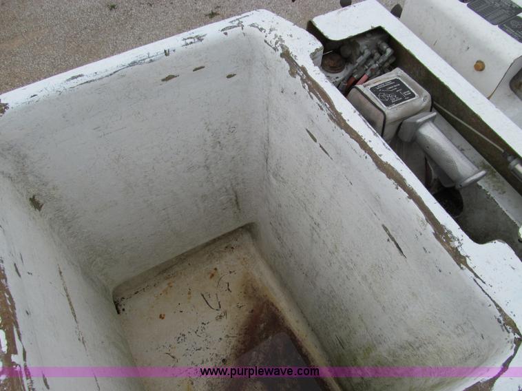 image for item E3515 1995 Ford F800 bucket truck