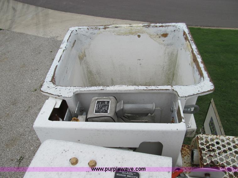 image for item E3515 1995 Ford F800 bucket truck