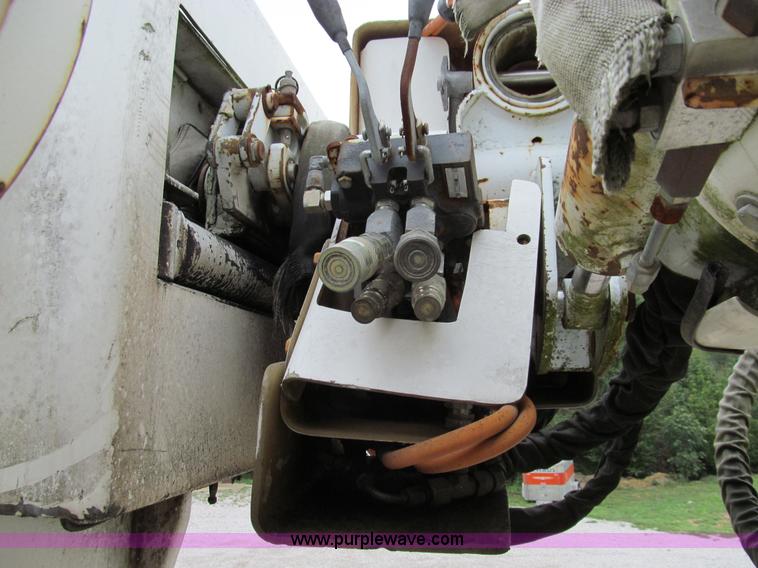 image for item E3515 1995 Ford F800 bucket truck