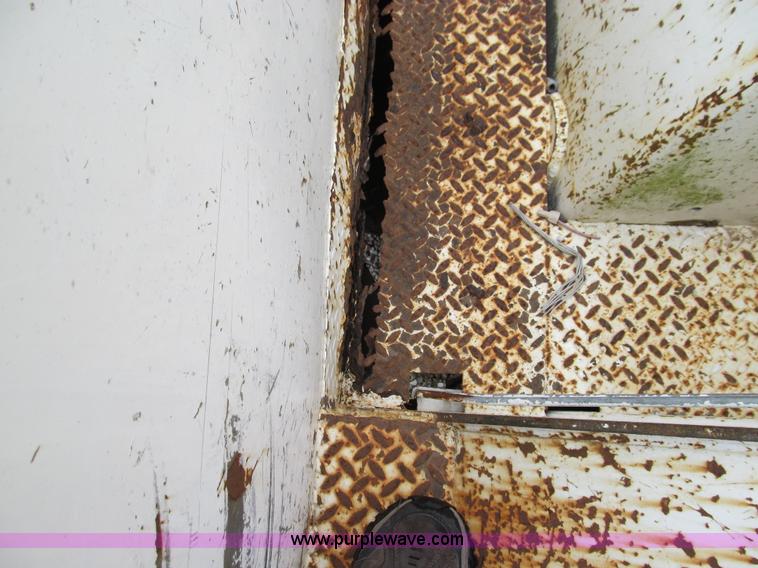 image for item E3515 1995 Ford F800 bucket truck