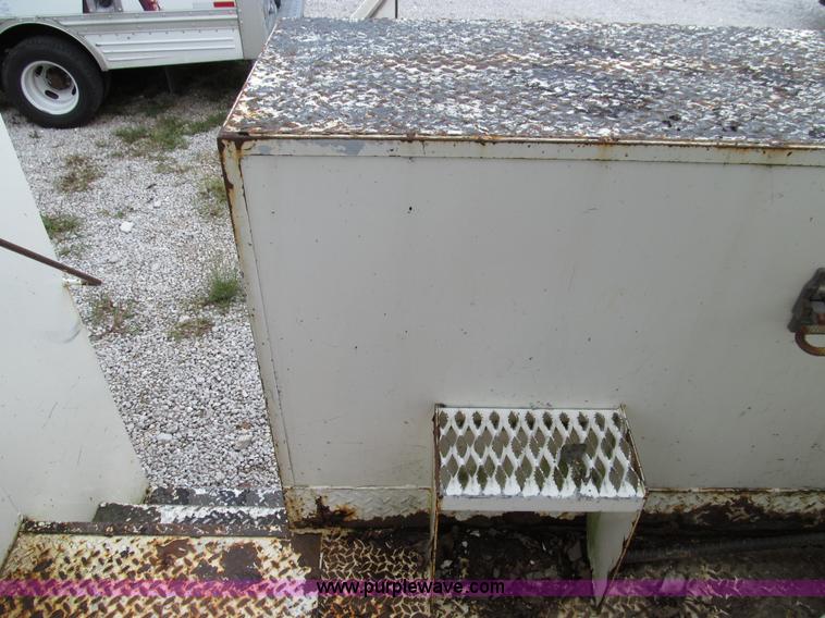 image for item E3515 1995 Ford F800 bucket truck